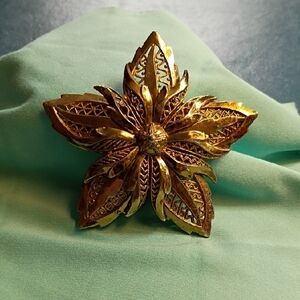 Vintage Little Nemo Floral Filigree Gold Tone Metal Leaf Design Brooch